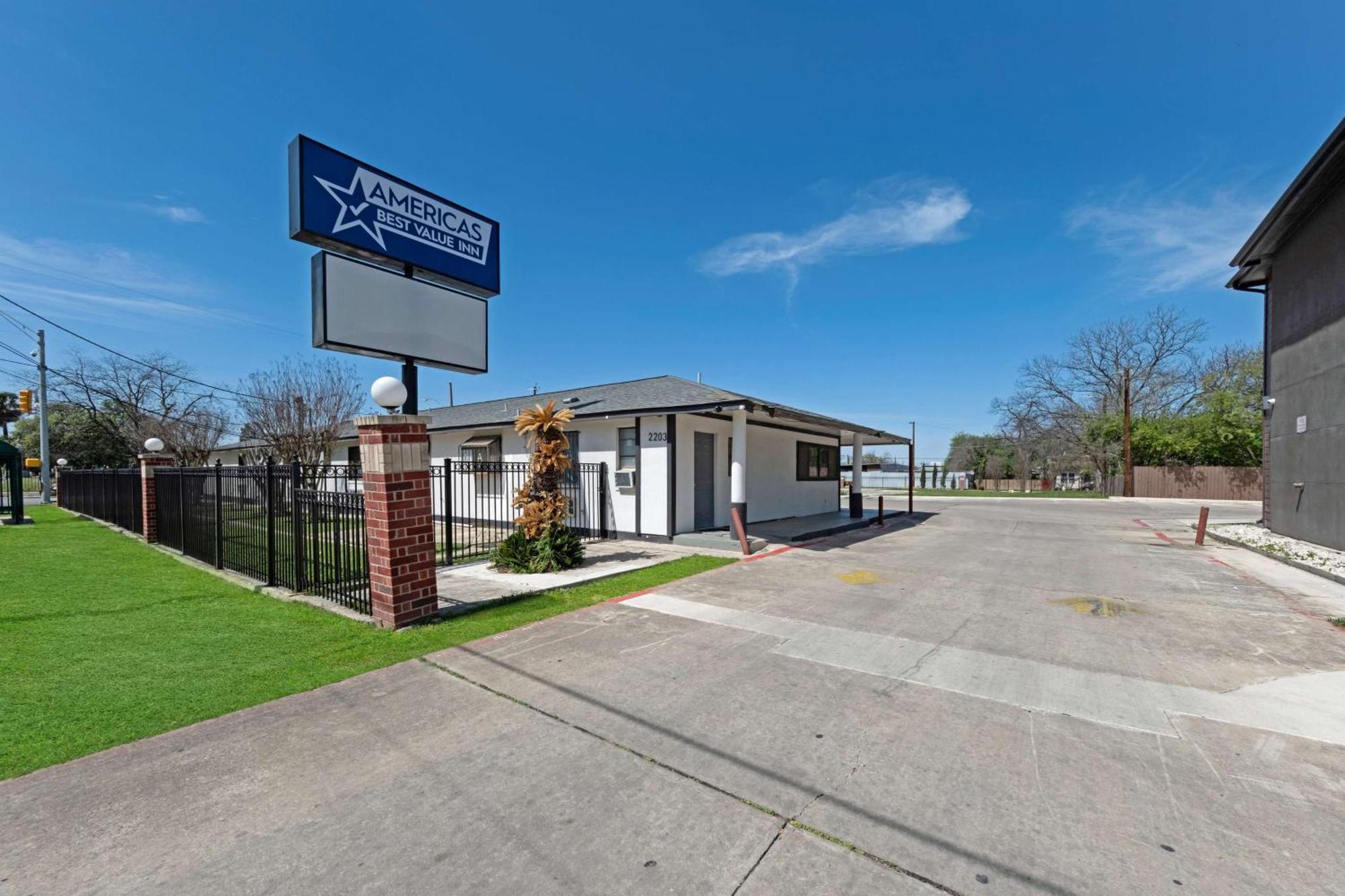 Americas Best Value Inn San Antonio Downtown Riverwalk Exterior photo